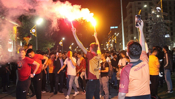 Elazığ'da taraftarlar meydanı karnaval alanına çevirdi