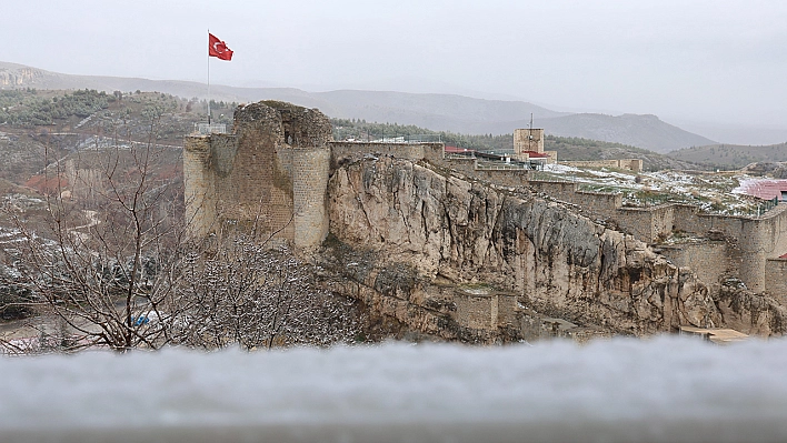 Elazığ'da tarihi Harput mahallesi beyaza büründü