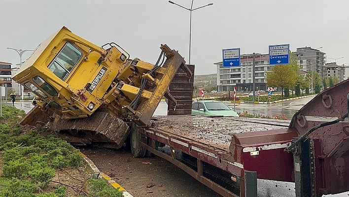 Elazığ'da Taşıma Aracının Üstündeki Dozer Devrildi