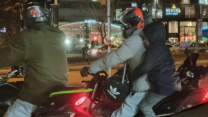 Elazığ'da tehlikeli motosiklet yolculuğu