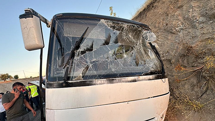 Elazığ'da Tekeri Patlayan Midibüs Su Kanalına Düştü Çok Sayıda Yaralı Var