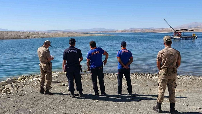 Elazığ'da tekne battı: Tekneyle birlikte suda kaybolan şahsı arama çalışmaları sürüyor