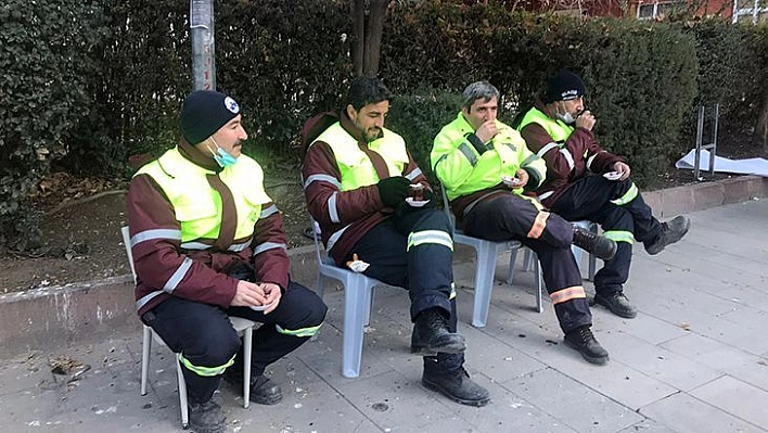 Elazığ'da Temizlik Görevlileri Oturdu, Öğrenciler Caddeleri Temizledi