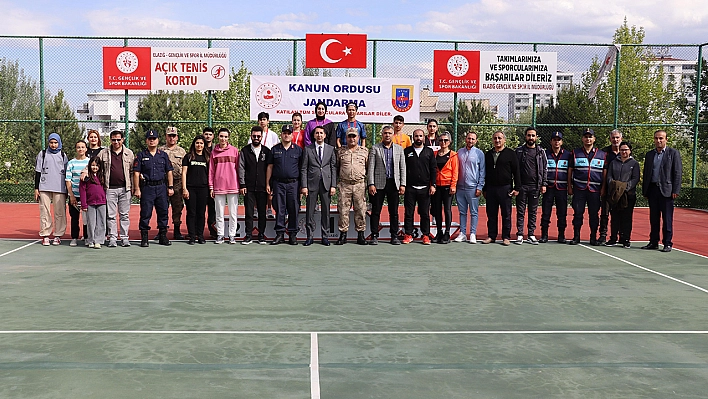 Elazığ'da Tenis Turnuvasında Dereceye Girenlere Ödülleri Verildi