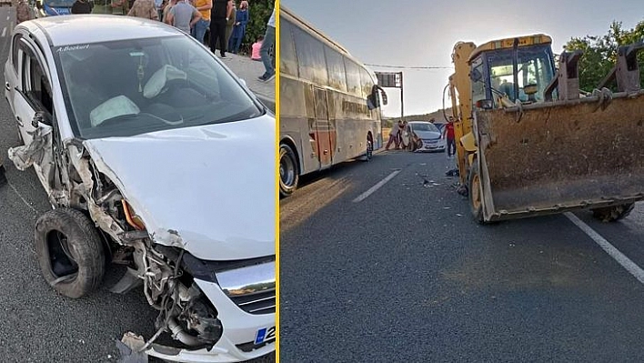 Elazığ'da ters yöne giren iş makinesi otomobile çarptı: 3 yaralı