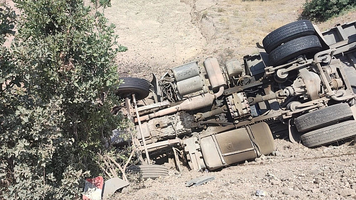 Elazığ'da tır devrildi: 1 yaralı