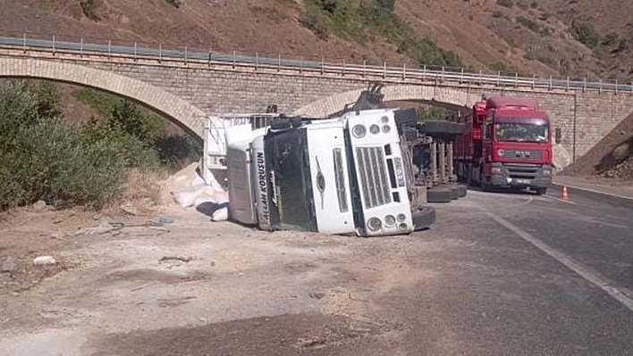 Elazığ'da tır devrildi!