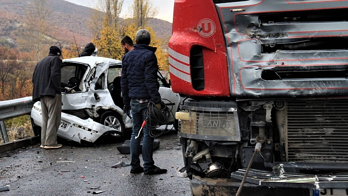 Elazığ'da tır ile otomobilin çarpıştığı kazada ölü sayısı 2'ye yükseldi