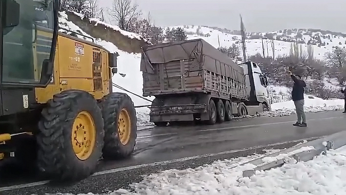 Elazığ'da Tır karlı yolda kayarak yoldan çıktı