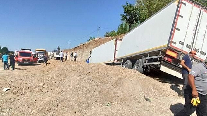 Elazığ'da Tır Kum Birikintisine Girdi: 1 Yaralı