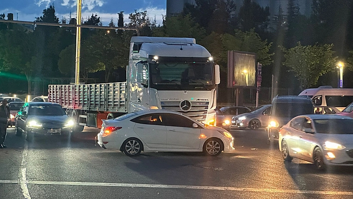 Elazığ'da Tır Otomobile Çarptı