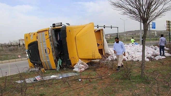 Elazığ'da tır refüje çarpıp devrildi, sürücü yaralandı