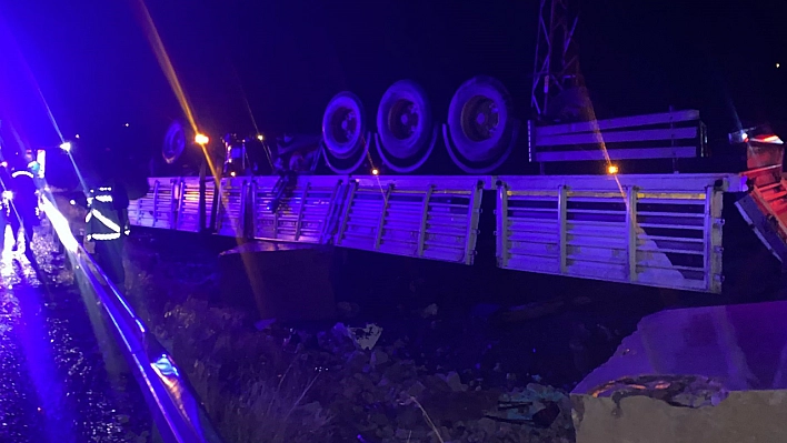 Elazığ'da Tır Ters Döndü