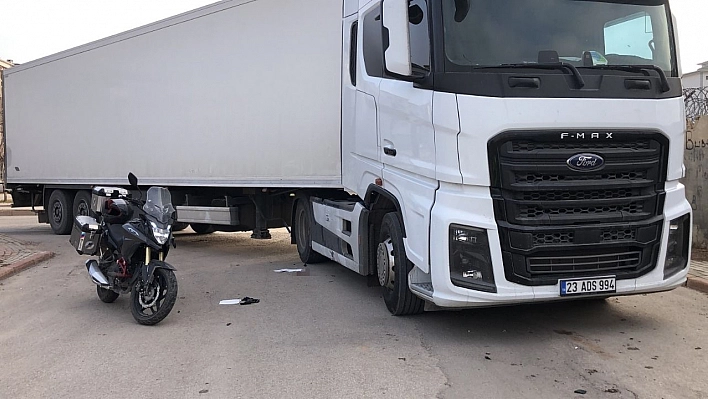 Elazığ'da tır ve motor kazaya karıştı: 1 yaralı