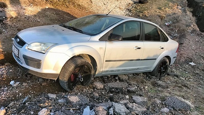 Elazığ'da Tırın Çarptığı Otomobil Şarampole Uçtu