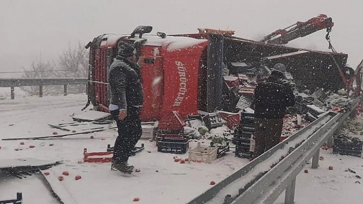 Elazığ'da tırlar çarpıştı, sebze ve meyveler yola saçıldı:3 yaralı