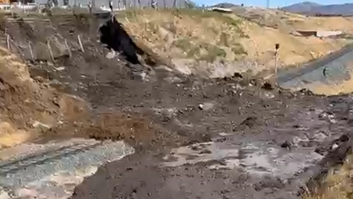 Elazığ'da Toprak Kayması Tren Yolunu Kapattı