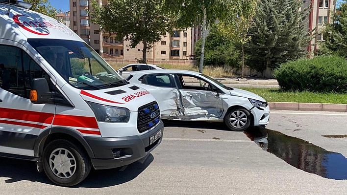 Elazığ'da Trafik Kazası: 2 Yaralı