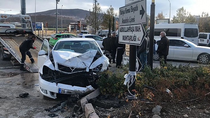 Elazığ'da Trafik Kazası: 3 Yaralı