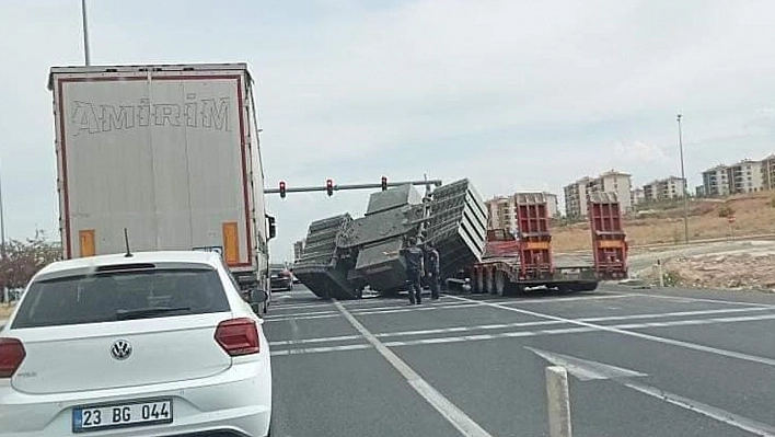 Elazığ'da trafo yüklü tır yan yattı