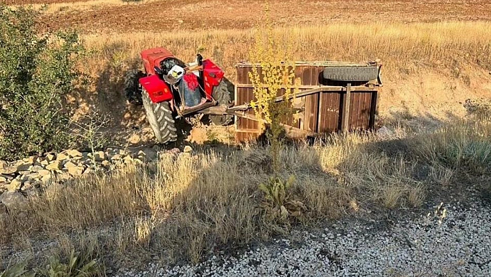 Elazığ'da Traktör Römorku Devrildi