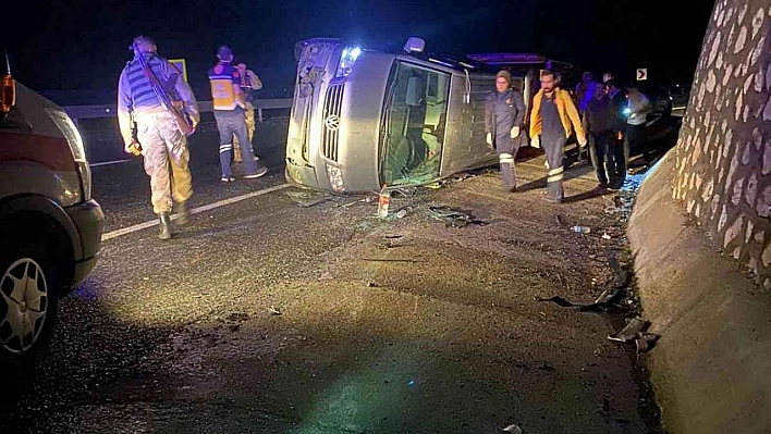 Elazığ'da transit yan yattı: 4 yaralı