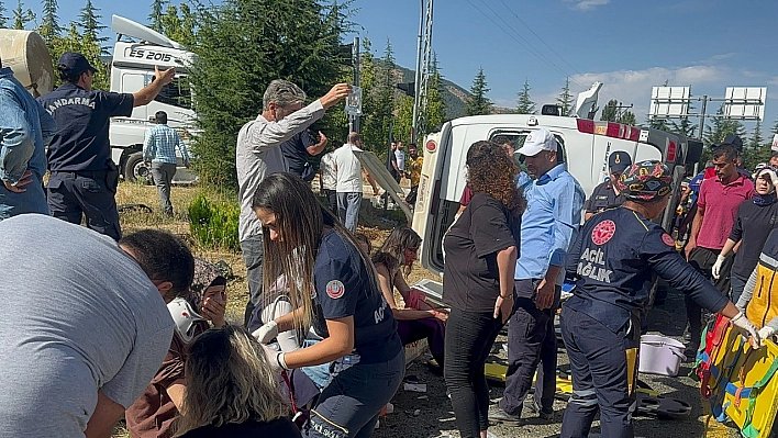 Elazığ'da Tur Minibüsü Otobüse Çarptı: 18 Yaralı