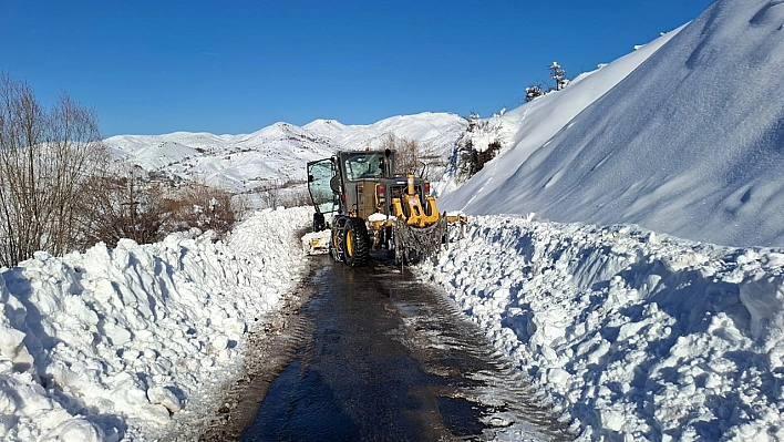 Elazığ'da ulaşıma kapanan köy yollarının açılması için çalışmalar devam ediyor