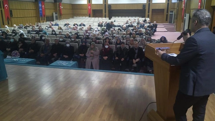 Elazığ'da umreye gidecek vatandaşlara yönelik seminer