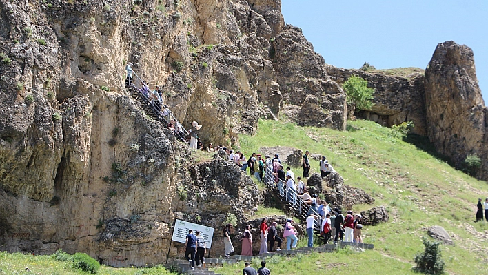 Elazığ'da üniversite öğrencileri Palu'yu gezdi