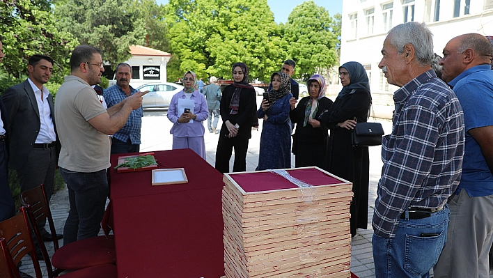Elazığ'da üreticilere ipek böceği larvası dağıtıldı