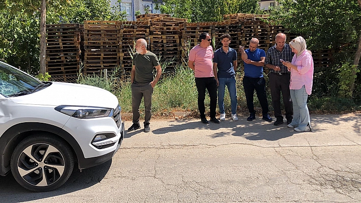 Elazığ'da Uzaklaştırma kararı olan şahıs, eşinin aracının önüne kendi attı