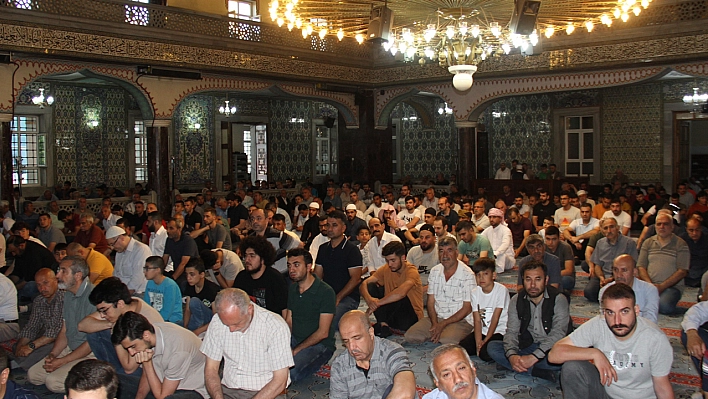 Elazığ'da Vatandaşlar, Bayram Namazı İçin Camilere Akın Etti