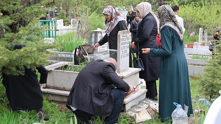 Elazığ'da vatandaşlar mezarlıklara akın etti