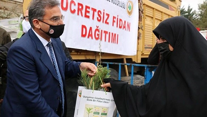 Elazığ'da vatandaşlara 5 bin adet ücretsiz fidan dağıtıldı