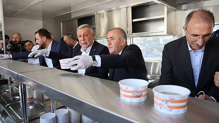 Elazığ'da vatandaşlara aşure ikram edildi