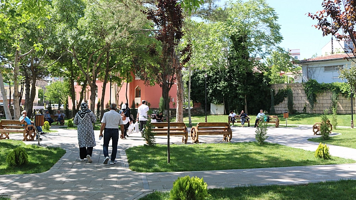 Elazığ'da Vatandaşların Serinlik Durağı