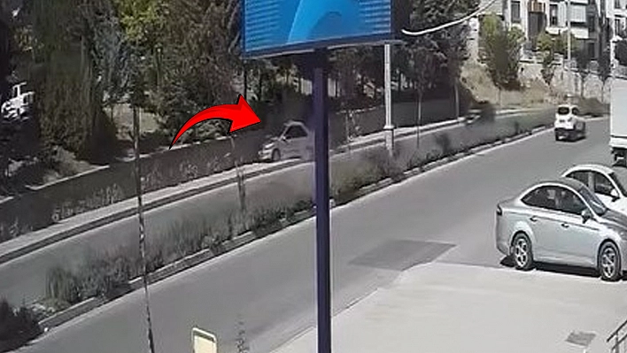 Elazığ'da virajı alamayan otomobil istinat duvarına çarptı: 2 yaralı