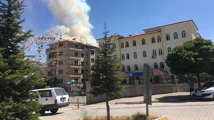 Elazığ'da yangın, bina ve bir okuldaki öğrenciler tahliye edildi