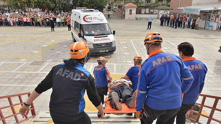 Elazığ'da yapılan deprem tatbikatı gerçeği aratmadı, öğrenciler meraklı gözlerle izledi