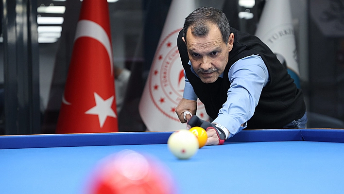 Elazığ'da yaşayan 60 yaşında Türkiye Bilardo Şampiyonu mesleğiyle dikkat çekiyor