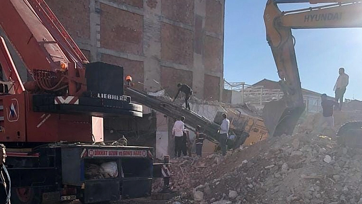 Elazığ'da Yıkım Yapan  İş Makinesi Devrildi