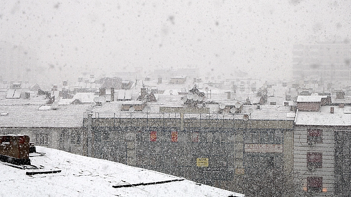 Elazığ'da yoğun kar yağışı başladı