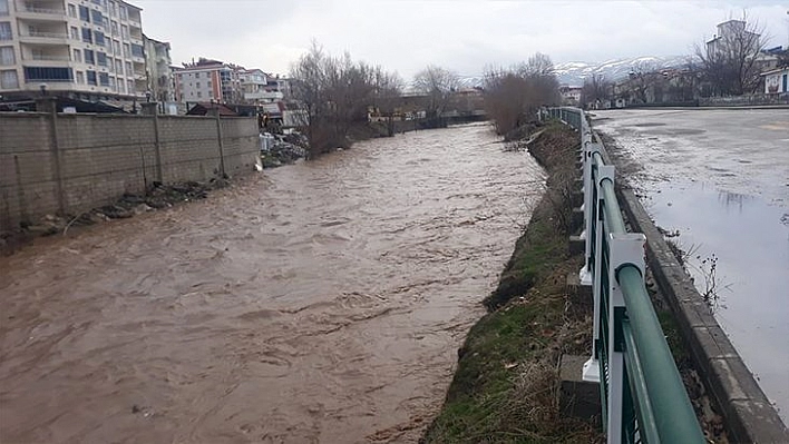 Elazığ'da Yoğun Yağışların Ardından Dereler Taştı