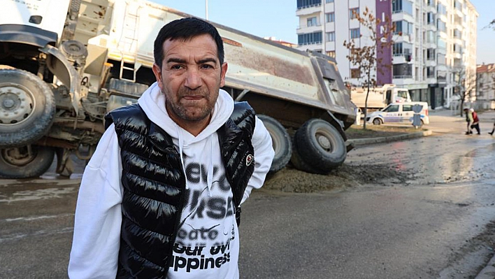 Elazığ'da Yol Çöktü, Kamyon Çukura Düştü!