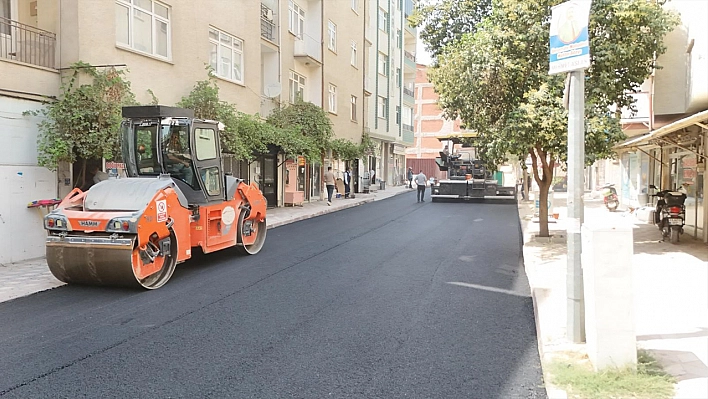 Elazığ'da yol yenileme çalışmaları sürüyor