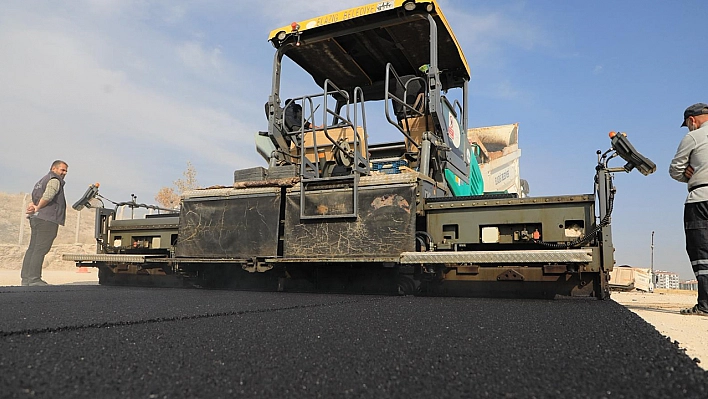 Elazığ'da yol yenileme çalışmaları devam ediyor