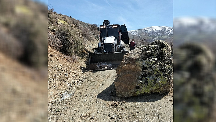 Elazığ'da yola düşen dev kayalar kaldırıldı