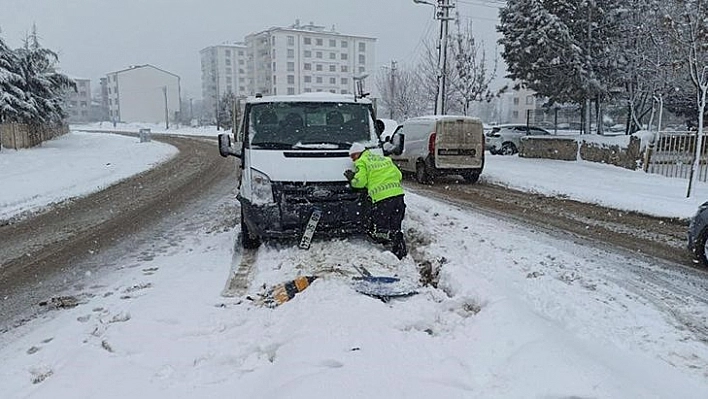 Elazığ'da yolda kalan sürücülerin imdadına polis ekipleri koştu