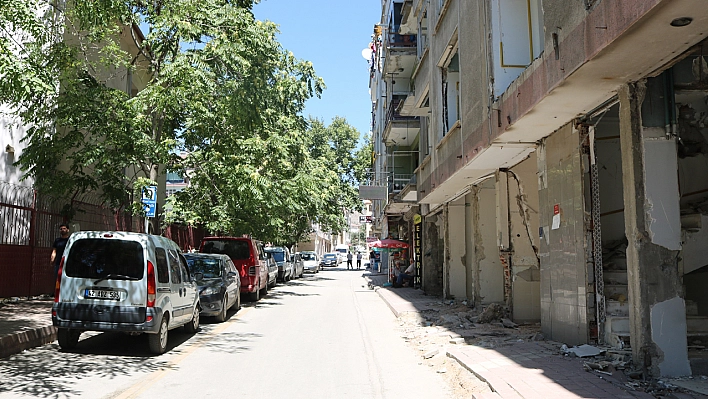 Elazığ'da Yüzlerce Öğrenci Ağır hasarlı Binalarda Bırakıldı